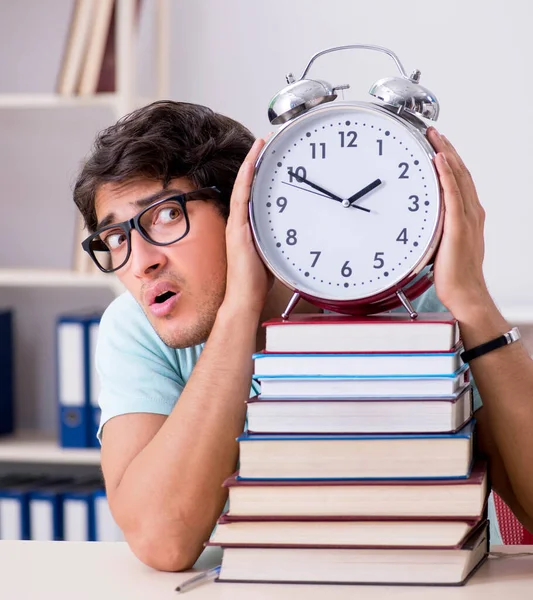 Joven estudiante guapo preparándose para los exámenes escolares — Foto de Stock