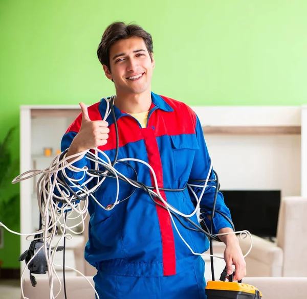 Contratante eletricista com cabos emaranhados — Fotografia de Stock
