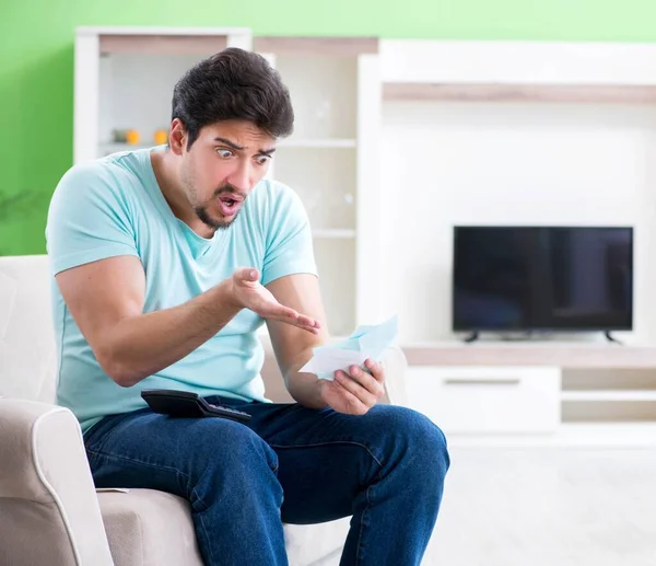 Joven luchando con las finanzas personales y facturas — Foto de Stock