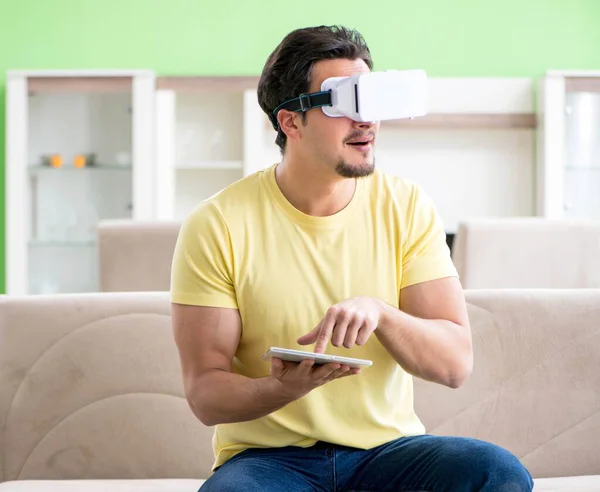 Jongeman met virtual reality bril — Stockfoto