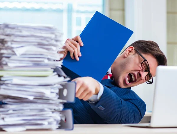 Empresario adicto al trabajo luchando con un montón de papeleo — Foto de Stock