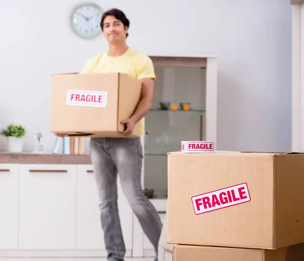 Homem movendo casa e realocando com itens frágeis — Fotografia de Stock