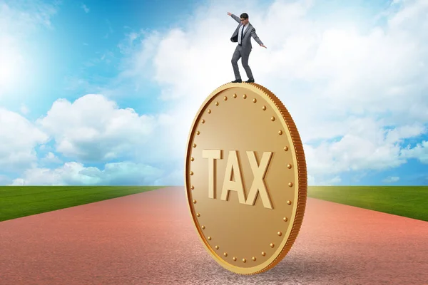 Empresário no conceito de pagamento de impostos — Fotografia de Stock