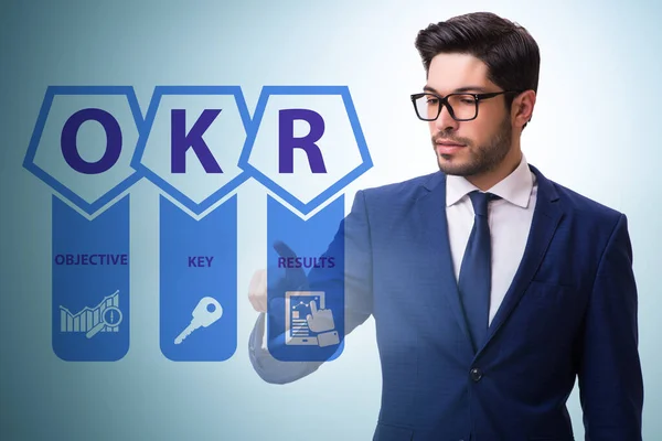 OKR 개념의 객관적 인 핵심 결과와 사업가 — 스톡 사진