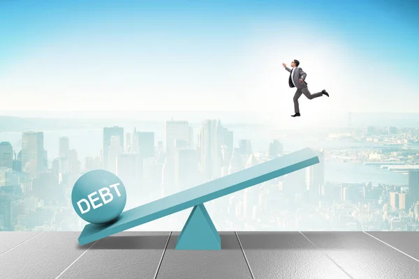 Концепция задолженности и кредита с бизнесменом и качелями — стоковое фото