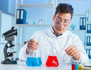 Laboratuvarda çalışan çılgın bir kimyager.