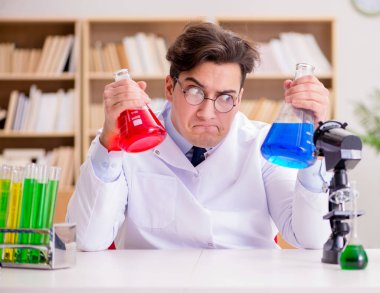 Çılgın bilim adamı bir laboratuarda deneyler yapıyor.