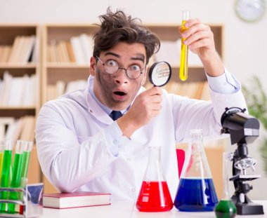 Çılgın bilim adamı bir laboratuarda deneyler yapıyor.