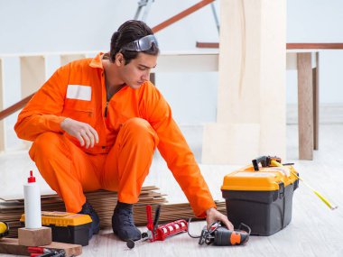 Müteahhit ahşap döşemede çalışıyor.