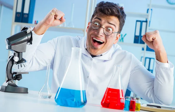 Extraño químico loco trabajando en un laboratorio — Foto de Stock