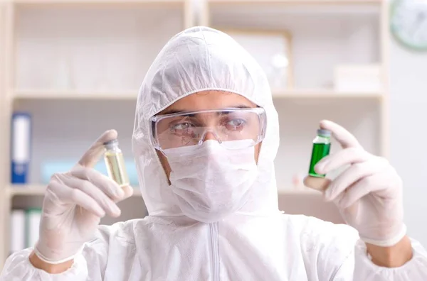 Вчений біотехнології хімік працює в лабораторії — стокове фото