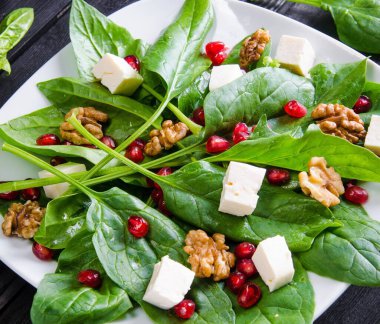 Masada duran fındıklı ve elmalı ıspanak salatası.