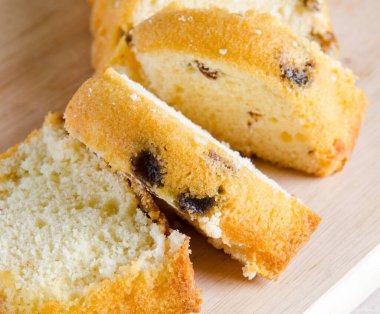 Noel için pişirilmiş kuru üzümlü tatlı ekmek.