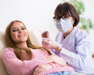 Kadın hasta ziyaret dişçi düzenli check-up için