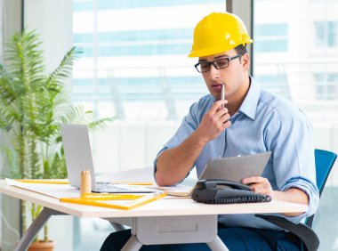 İnşaat mühendisi yeni proje üzerinde çalışıyor