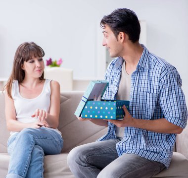 Genç bir kadın doğum günü hediyesi olarak evcil tavşan alıyor.