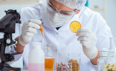 Laboratuvarda parfüm karıştıran bir kimyager.