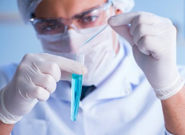 Bir laboratuarda deney yapan kadın bir bilim adamı.