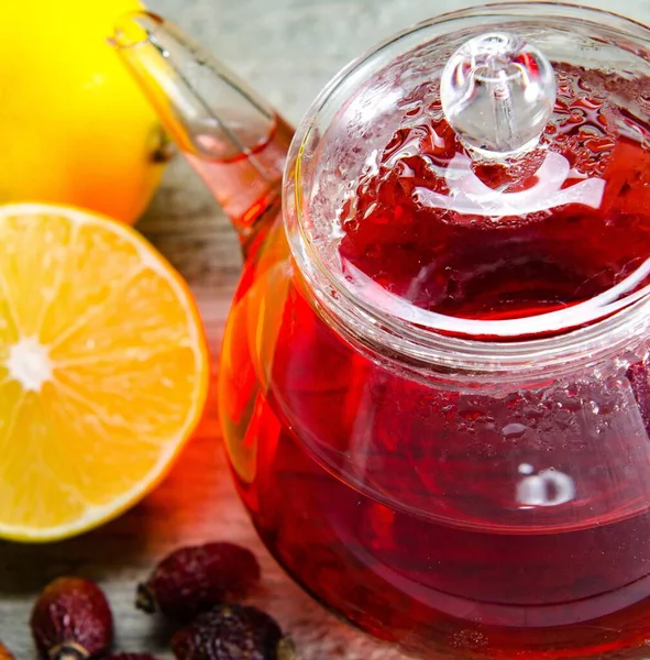 Le thé aux fruits dans la tasse servie sur la table — Photo