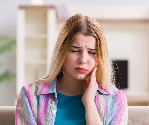 Junge Frau leidet zu Hause unter Schmerzen — Stockfoto