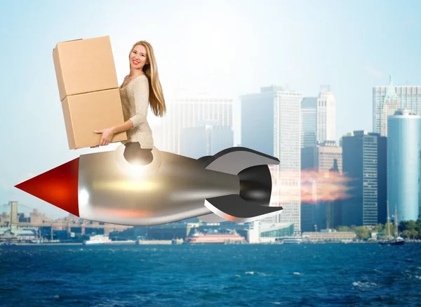 Žena v rychlé krabici doručovací služby na raketě — Stock fotografie