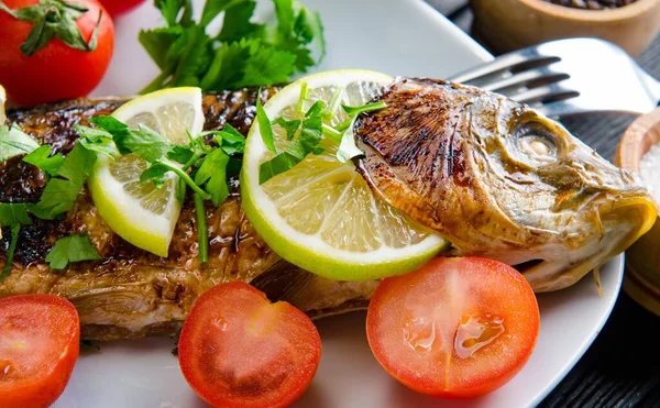 Pescado frito servido en el plato — Foto de Stock