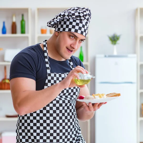 Chef-kok kookt een maaltijd ontbijt diner in de keuken — Stockfoto