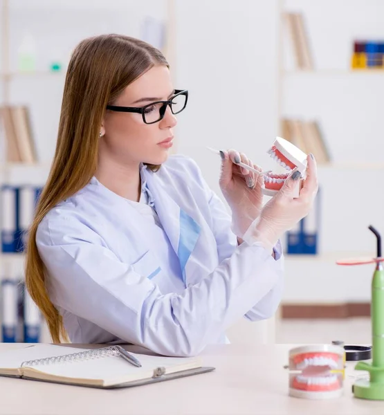 Cvičení studentů stomatologie v učebně — Stock fotografie