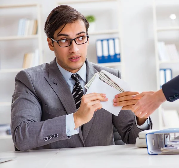 Businessmanbeing offered bribe for breaking law — Stock Photo, Image