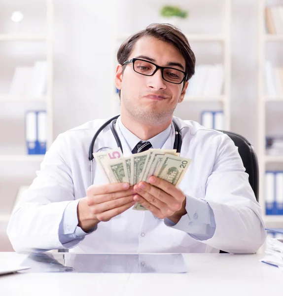 Doctor in corruptie concept met wordt aangeboden omkoping — Stockfoto