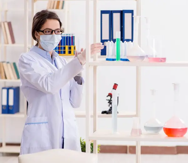 Química femenina trabajando en laboratorio hospitalario —  Fotos de Stock