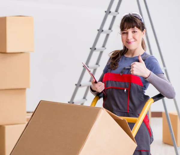 Vrouwelijke aannemer verhuisd dozen in verhuizing concept — Stockfoto