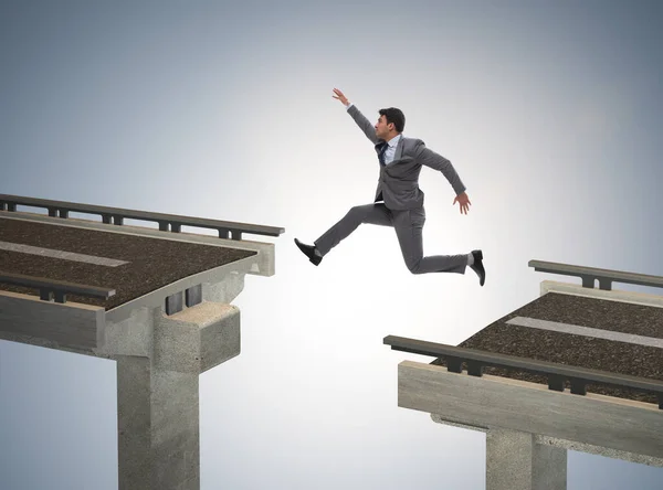 Joven empresario saltando por el puente — Foto de Stock