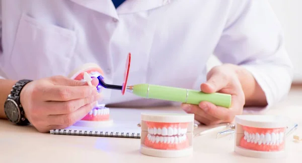Dentist working teeth implant in medical lab — Stock Photo, Image