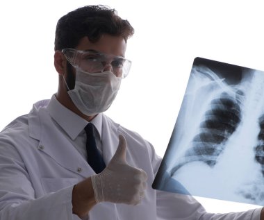 Röntgen görüntülerine bakan genç doktor beyazda izole edilmiş.