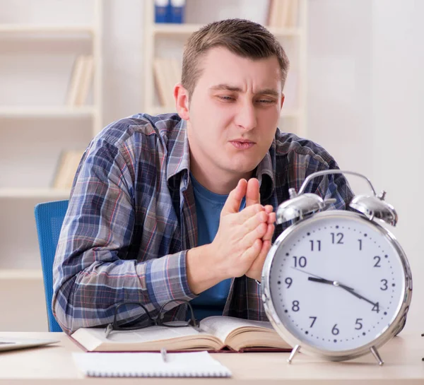 Estudiante llegando tarde con la preparación del examen — Foto de Stock