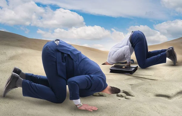 Az üzletember homokba dugta a fejét, hogy meneküljön a problémák elől. — Stock Fotó