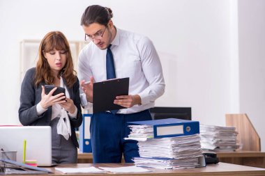 Ofiste çalışan iki çalışan.