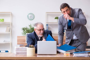 İş yerinde salgın konsepti olan iki çalışan