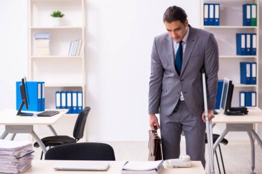 Ofiste bacağı yaralı bir çalışan var.