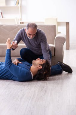 Büyükbaba ve torun ilk yardım konseptinde.