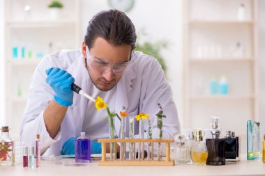 Parfüm sentezi konseptinde genç bir kimyager.