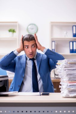 Kopyalama makinesinde çalışan genç bir erkek.