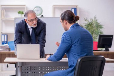 Yound ve eski çalışanlar iş sunumu konsepti