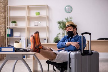 İş adamı salgın sırasında geziye hazırlanıyor