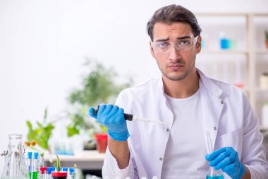 Laboratuvarda çalışan genç bir kimyager.