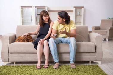 Cocker spaniel köpekli genç çift