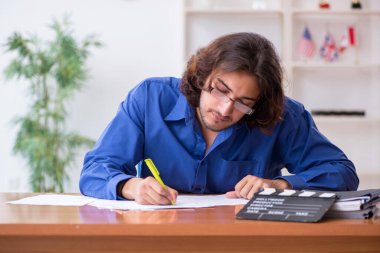 Film yönetmeni stüdyoda çalışıyor.