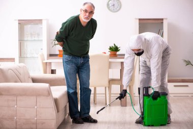 Genç erkek dezenfektan ve yaşlı adam içeride.