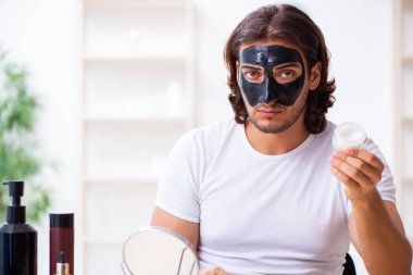 Genç erkek kozmetikçi blogu için video kaydediyor.